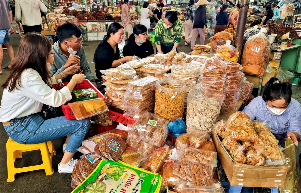 Các loại bánh kẹo, đồ khô đặc sản Đà Nẵng có thể được tìm thấy trong nhiều gian hàng tại chợ Cồn